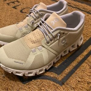 On - Womens Size 7 shoes